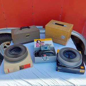 lot 123 image: Revere 553 Projector, Kodaslide Merit Projector, Carousel Slide Tray
