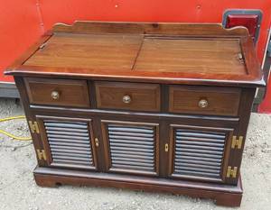lot 135 image: Magnavox Cabinet 8 Track and Record Player - 8 Track did not work, did not test record player