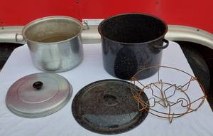 lot 149 image: Water Bath Canner and Pot