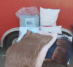 lot 160 image: Lot of Blankets and Pillows
