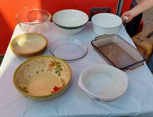 lot 179 image: Mixture of Serving, Mixing and Baking Bowls
