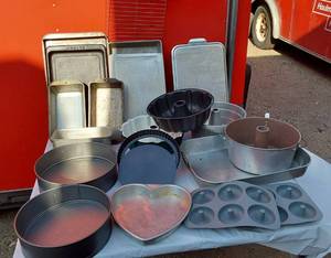 lot 180 image: Bread Pans, Cake Panks, Cookie Sheets and Other Baking Utensils