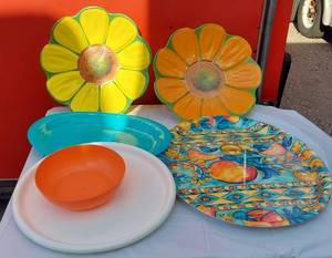 lot 181 image: Colorful Serving Platters and Bowls - Plastic