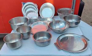 lot 182 image: Mixing Bowls and Pie Pans