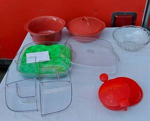 lot 187 image: Rachel Ray 3 Quart and 2 Quart Dutch Ovens or Casserole Pots (1 is missing a lid) and Other Kitchen Items