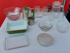 lot 188 image: Flour Sifters, Green Pyrex Baking Dish and Other Kitchen Items