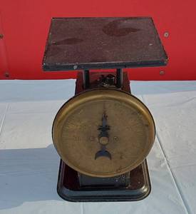 lot 203 image: Vintage Warranted Family Scale