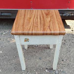 lot 220 image: Shyneze Shoe Shining Bench