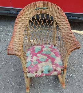 lot 221 image: Wicker Doll Chair
