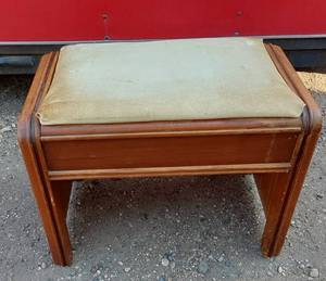 lot 223 image: Vintage Wooden Foot Stool With Storage