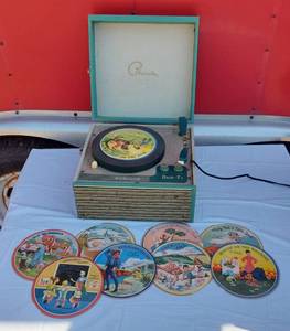 lot 240 image: Phonola Duo-Fi with Childrens Records