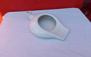 lot 255 image: Enamelware Bed Pan