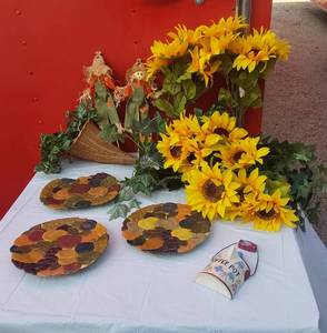 lot 267 image: Wicker Cornucopia, Faux Sunflowers and Other Decor