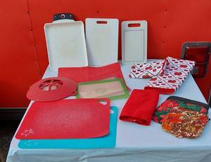 lot 282 image: Cutting Mats, Cutting Boards and Other Kitchen Items