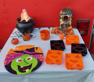 lot 285 image: Halloween Decor