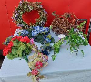lot 287 image: Faux Flowers and Wreaths