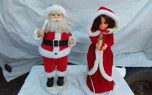 lot 308 image: Animated Santa Claus and Mrs. Claus Figurines with Lights