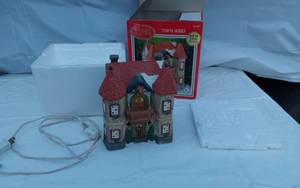 lot 317 image: Dickens Collectables Towne Series Lighted House with Original Box