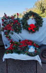 lot 326 image: Holiday Wreaths and Decorations including Garland and Tablecloths