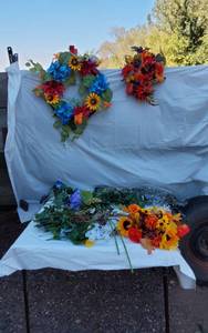 lot 328 image: Artificial Flower Arrangements including Wreaths and Bouquets