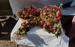 lot 364 image: Lot of Decorative Items Featuring Pine Cones and Faux Flowers