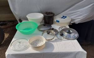 lot 387 image: Household kitchen items including mixing bowls, colander, and pot lids