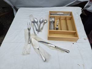 lot 391 image: Wallace Stainless Steel Flatware Set with Wooden Organizer