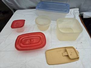 lot 410 image: Plastic food storage containers with lids