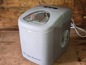 lot 72A image: Frigidaire Countertop Ice Maker