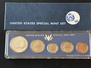lot 33 image: 1967 Special Mint Set