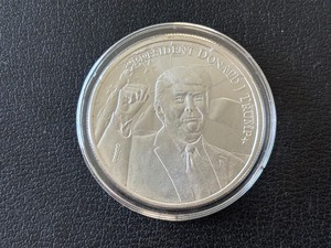 lot 49 image: 1 Ounce .999 Fine Silver Round Trump