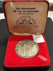 lot 105 image: Hampton Court Palace Nickel Silver Coin