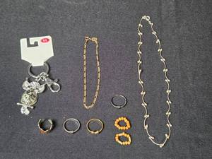 lot 54 image: Jewelry Collection with Necklaces, Rings, Bracelet, Keychain and Beaded Accessories - display not inc