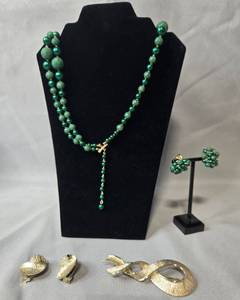 lot 70 image: Vintage Green Beaded Necklace with Clip-On Earrings and Gold-Tone Brooches Set - display not inc