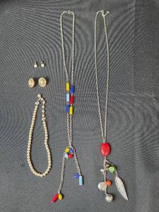 lot 73 image: Assorted Jewelry Lot Including Faux Pearl Necklace, Colorful Beaded Necklace, and Earrings - display not inc