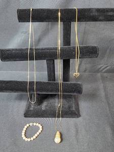 lot 90 image: Set of Vintage Necklaces and Pearl Bead Bracelet - display not inc