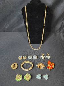 lot 121 image: Vintage Jewelry Collection with Necklace, Clip-On Earrings, and Brooches - display not inc