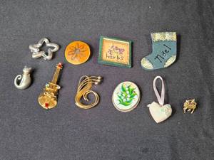lot 94 image: Collection of Assorted Vintage Costume Jewelry Pins and Brooches