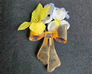 lot 104 image: Avon Special Bouquet Corsage Pin with Original Box and Silver Tone Bracelet