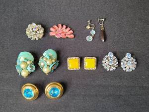 lot 128 image: Lot of Vintage Costume Clip-On Earrings Inc Pair Signed MONET