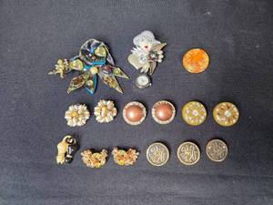 lot 147 image: Collection of Vintage Clip-On Earrings and Brooches Assorted Designs