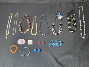 lot 152 image: Jewelry Collection with All Occasions Faux Pearl Necklace and Assorted Pieces (inc Avon) - display not inc