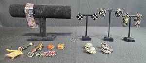 lot 172 image: Collection of Vintage Costume Jewelry and Patriotic Pins - displays not inc