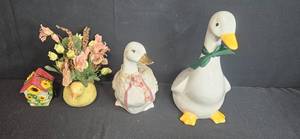lot 251 image: Lot of Duck and Birdhouse Decorative Figurines and Arrangements