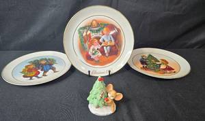 lot 269 image: Set of Avon Christmas Memories Collector Plates and Homco Mouse Figurine