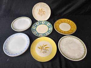 lot 303 image: Set of Vintage Dinner Plates Mixed Patterns Corelle Golden Wheat