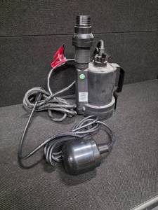 lot 3005 image: Submersible 12 volt DC Pump