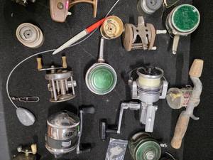 lot 3021 image: Random Assortment of Modern and Vintage FISHING REELS