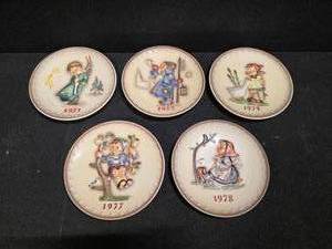 lot 3026 image: Five Vintage Hummel Plates. 71, 72, 74, 77, 78.