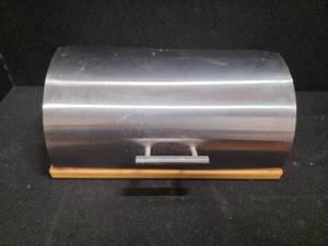 lot 3029 image: Vintage Breadbox